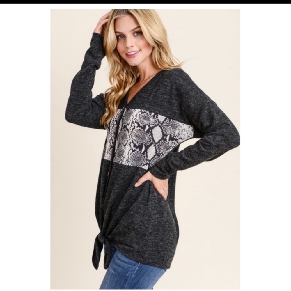 💜V-NECK SNAKE PRINT TOP-SWEATER. BUTTON FRONT-NEW - Picture 3 of 6